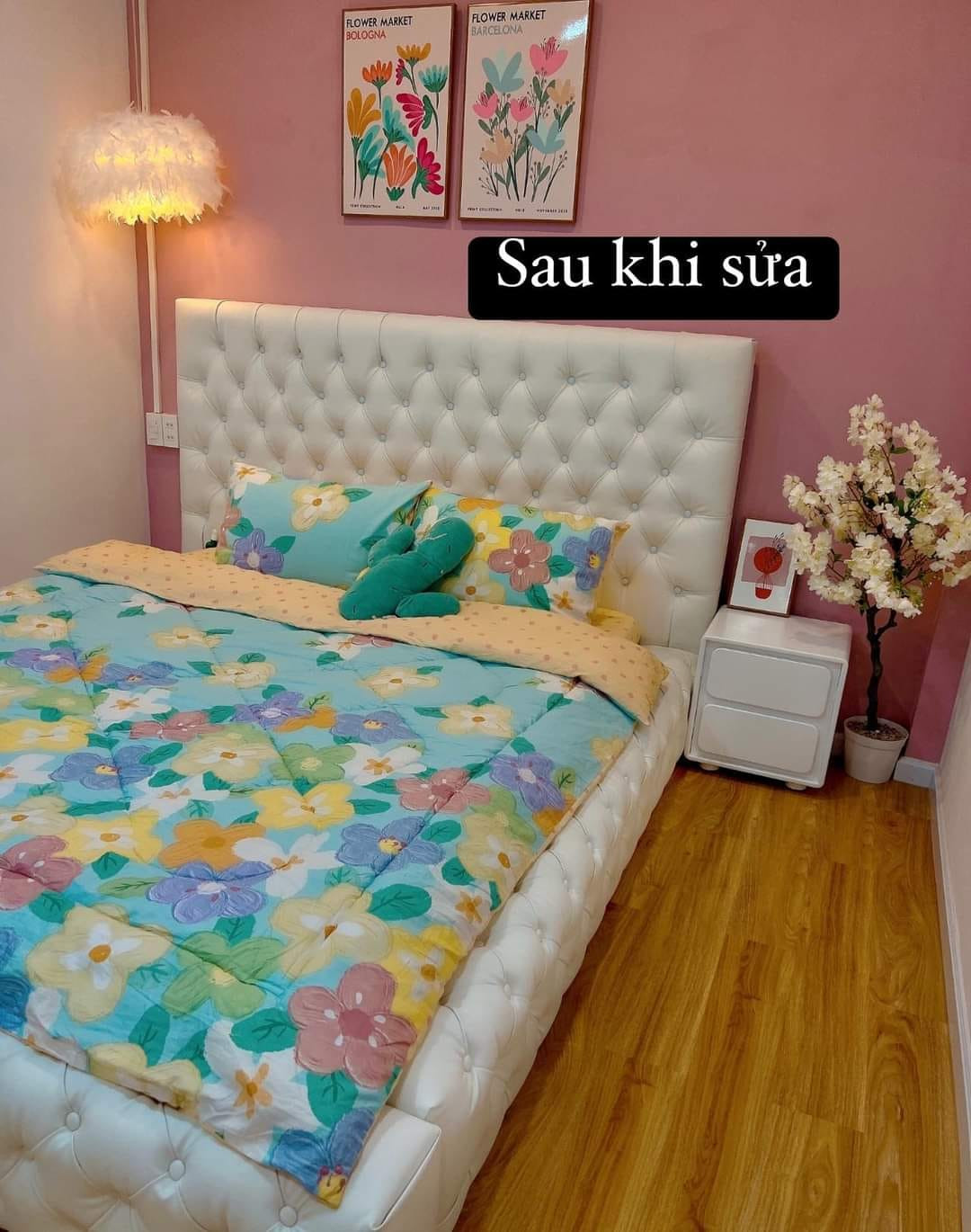 Không chú trọng vào nội thất đắt tiền, gia chủ chọn bộ bàn ghế ăn, ghế sofa, kệ để tivi có màu sắc đồng nhất với màu tường và sàn nhà.
