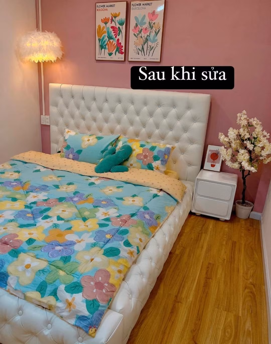 Không chú trọng vào nội thất đắt tiền, gia chủ chọn bộ bàn ghế ăn, ghế sofa, kệ để tivi có màu sắc đồng nhất với màu tường và sàn nhà.