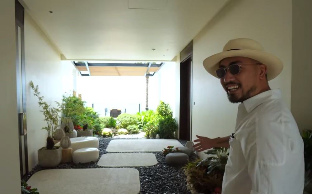 Ngay từ lối vào cổng là một không gian tựa như chốn thiên đường, phía xa là biển xanh mây trắng.