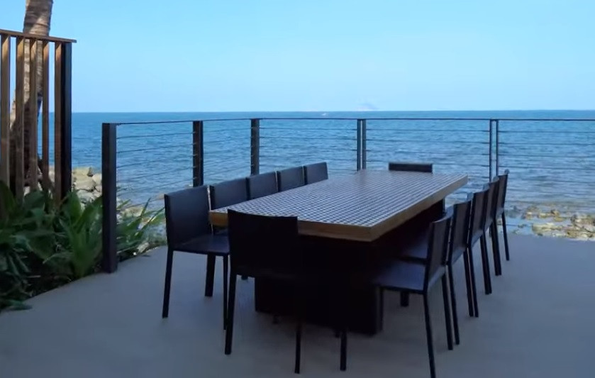Tại khu vực trung tâm bên ngoài căn biệt thự là bộ bàn ăn lớn để cả gia đình tổ chức tiệc, tiếp đãi khách.
