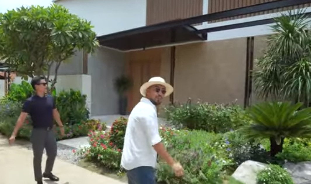 Hoa trải từ đầu sảnh đến lối vào khiến ai nấy đều choáng ngợp.