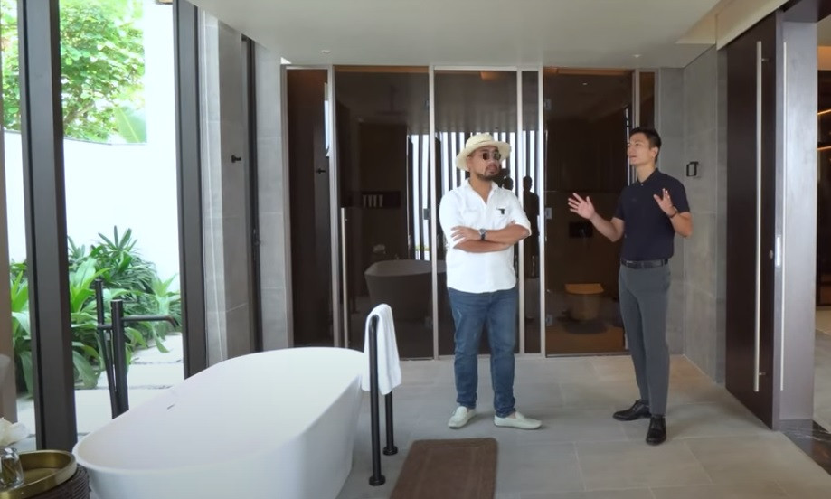 Trong phòng ngủ chính có không gian thư giãn, phòng tắm với nội thất hiện đại như trong khách sạn cao cấp.