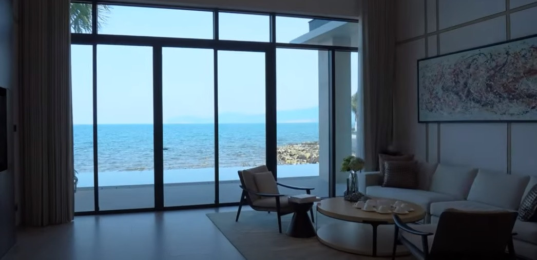 Bên trong dinh thự là không gian rộng lớn với trần nhà cao khoảng 7 - 8 mét. Không gian tiếp khách rộng lớn nhìn thẳng ra biển.