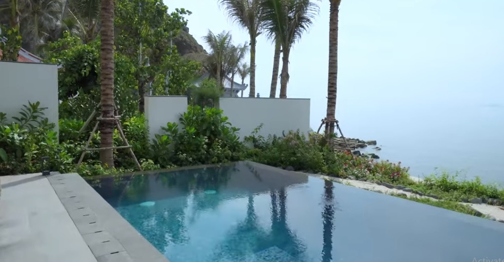 Bước ra phía ngoài ban công là cảnh biển hùng vĩ với 2 bể bơi lớn.