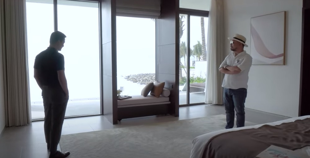 Phòng ngủ chính rộng 150m2 (tương đương một căn nhà) có view hướng thẳng vịnh Nha Trang.