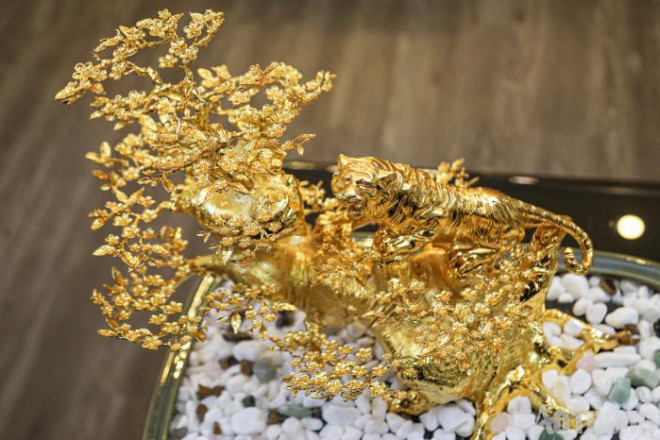 Tượng hổ đều được đúc bằng đồng và mạ vàng bằng phương pháp điện phân. Ảnh: Báo giao thông