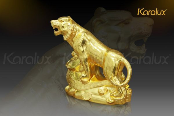 Với giá 30 triệu đồng, tượng hổ phúc mạ vàng dài 28cm, đúc bằng đồngmạ vàng 24K. Ảnh: Karalux