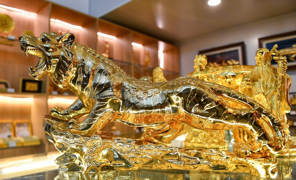 Ngoài tượng hổ bằng gỗ, tượng hổ mạ vàng cũng rất hút khách. Tại một tiệm kinh doanh đồ mạ vàng ở quận Đống Đa (Hà Nội), tượng hổ uy phong kích thước lớn có giá tới 50 triệu đồng/chiếc). Ảnh: Zing