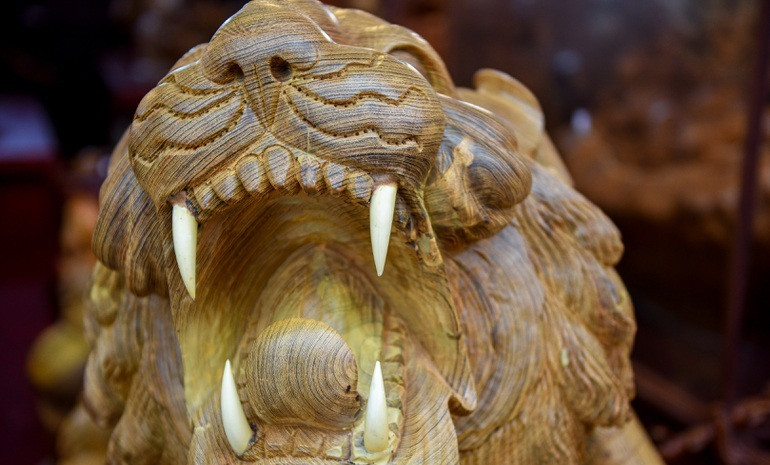 Phần đầu con hổ có 4 chiếc nanh và được đục đẽo, chế tác vô cùng sinh động. Ảnh: Dân trí