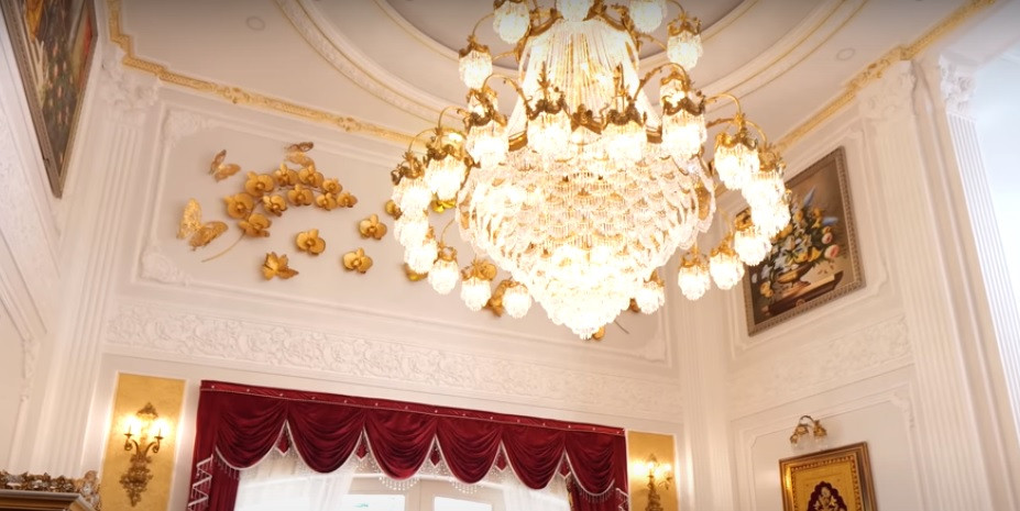 Chiếc đèn chùm lớn giữa nhà trị giá tới vài tỷ đồng.