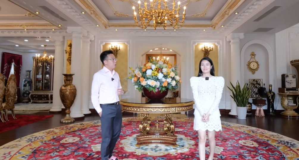 Ngôi nhà có diện tích xây dựng 1 sàn lên tới 400m2. Bên trong nổi bật với phong cách cổ điển Châu Âu.