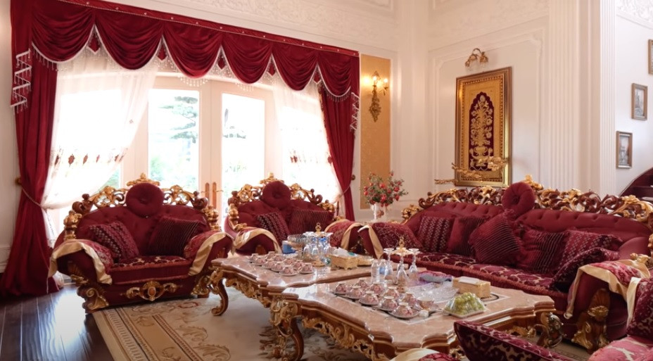Tại phòng khách là bộ sofa lớn sang trọng như cung điện. Riêng bộ rèm nhung trong phòng khách trị giá đến 600 triệu đồng.