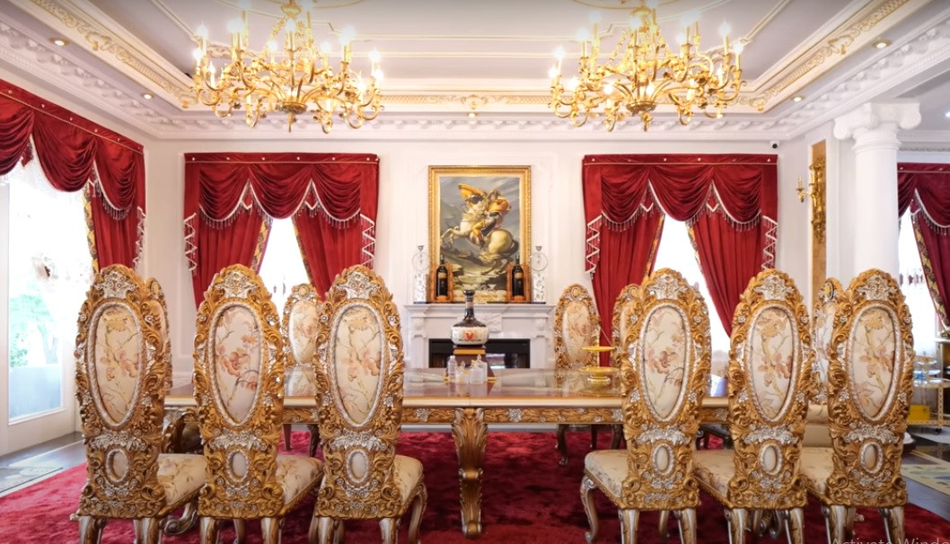 Bàn ăn lớn cũng mang phong cách hoàng gia.