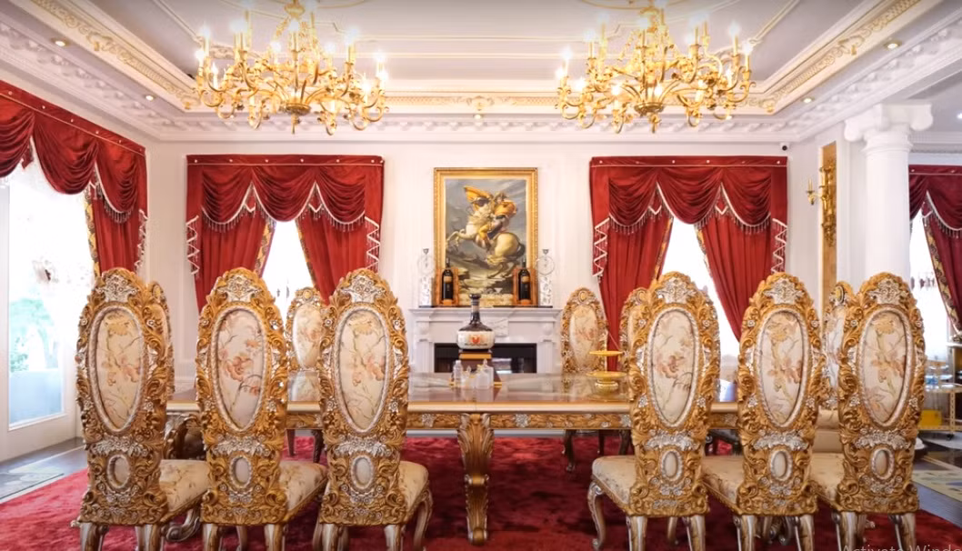 Bàn ăn lớn cũng mang phong cách hoàng gia.