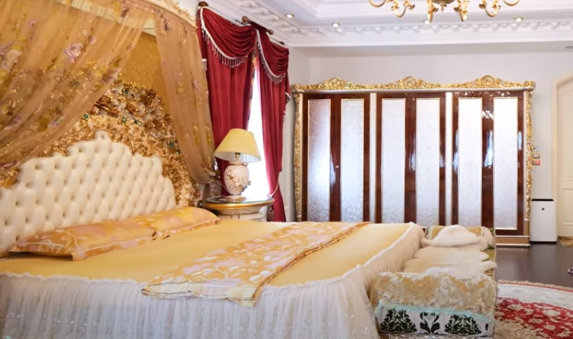 Phòng ngủ phảng phất phong cách vua chúa thời xưa. Nguồn ảnh: chụp màn hình NhaF