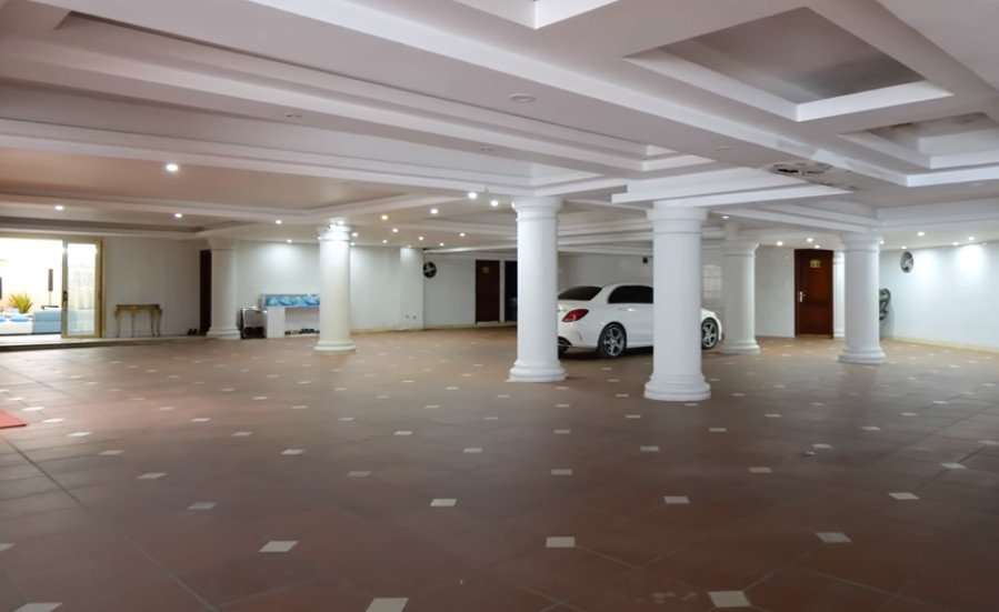 Phía dưới tầng hầm của căn nhà có thể chứa tới 30 chiếc xe.