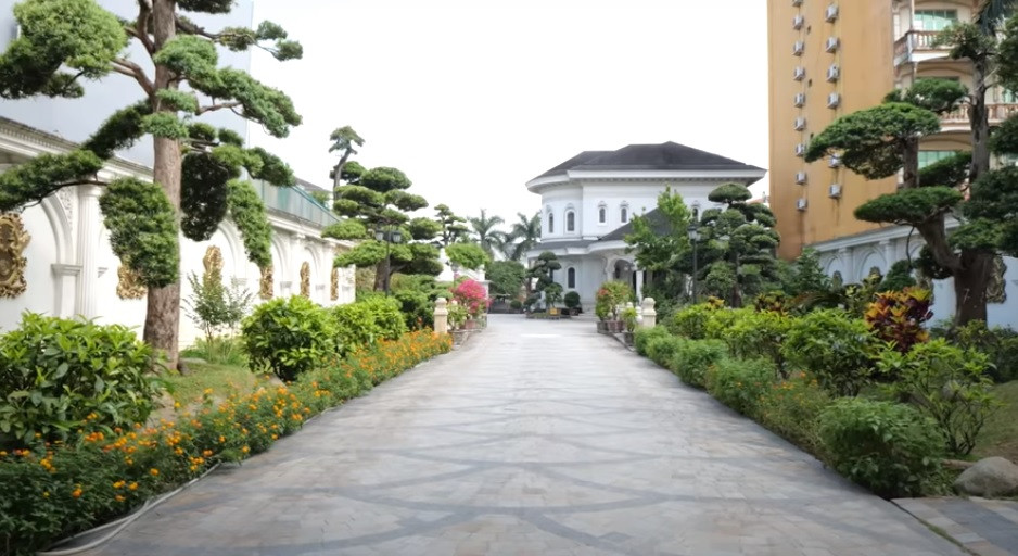 Hai bên trồng nhiều cây xanh và hoa.