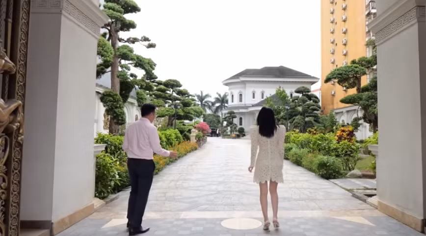 Qua cánh cổng chính là lối dẫn vào nhà rộng rãi.