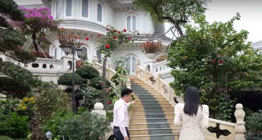 Cầu thang dẫn lên toà nhà được làm toàn bộ bằng đá, rất chắc chắn.