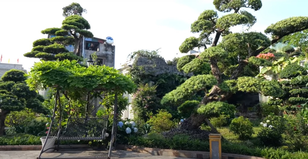 Trong khuôn viên sân vườn có nhiều ghế nghỉ để thư giãn, ngồi đọc sách, uống trà...