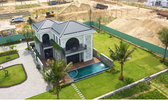 Biệt thự mới của Tuấn Hưng tọa lạc tại vị trí đắc địa trên bãi biển An Bàng – top 50 bãi biển đẹp nhất hành tinh. Ảnh: NhaF