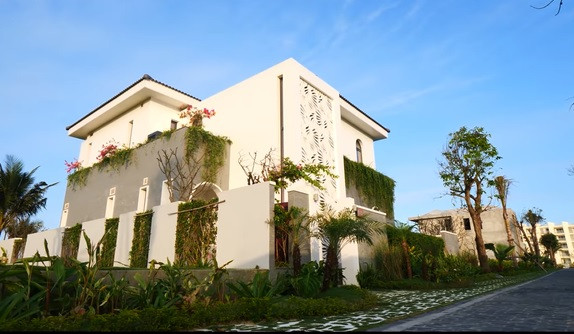 Ngôi nhà sở hữu không gian xanh mát, xung quanh có các khu "vườn ngũ hành": Kim – Mộc – Thủy – Hỏa – Thổ. Ảnh: NhaF.