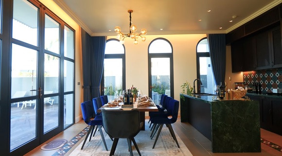 Ở bên trong, phòng khách, phòng ăn sinh hoạt chung có tầm nhìn phóng ra xa bao trọn view biển. Ảnh: NhaF