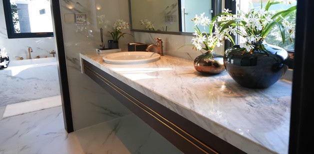 Phòng tắm sử dụng gam màu trắng chủ đạo. Ảnh: NhaF