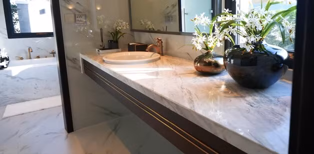 Phòng tắm sử dụng gam màu trắng chủ đạo. Ảnh: NhaF