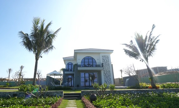 Căn biệt thự mang phong cách kiến trúc cổ điển kết hợp hiện đại – giữa nét lãng mạn của Ý và sự cổ kính của Hội An. Ảnh: NhaF