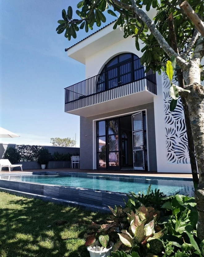 Trong khuôn viên căn nhà có bể bơi lớn. Ảnh: FB Tuan Hung Nguyen