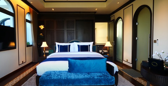 Không gian phòng ngủ ấm cúng, mang vẻ đẹp đặc trưng của Hội An. Ảnh: NhaF