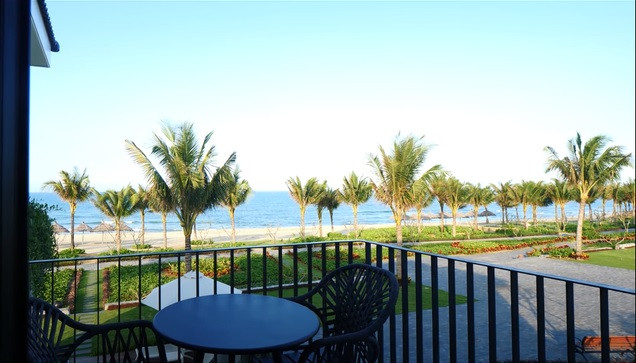 Từ ban công tầng 2 có thể ngắm được toàn bộ màu xanh rờn của thảm cỏ và cây cối. Ảnh: NhaF