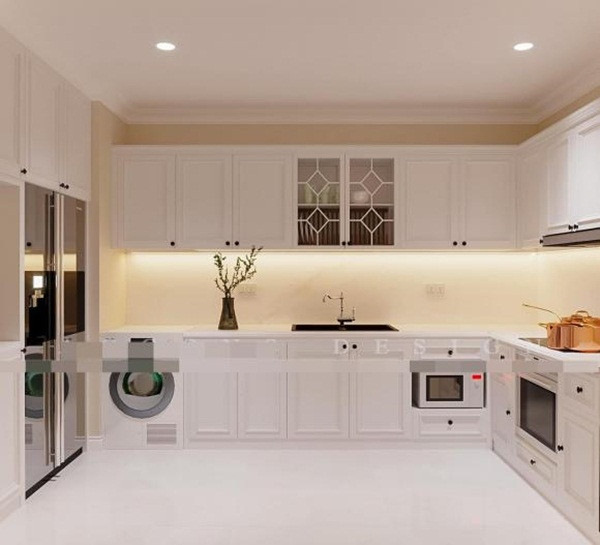 Khu bếp rộng rãi với màu trắng thanh lịch. Ảnh: FBNV