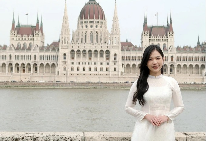 Nu thu khoa mang ve dep Viet ghi dau khap chau Au