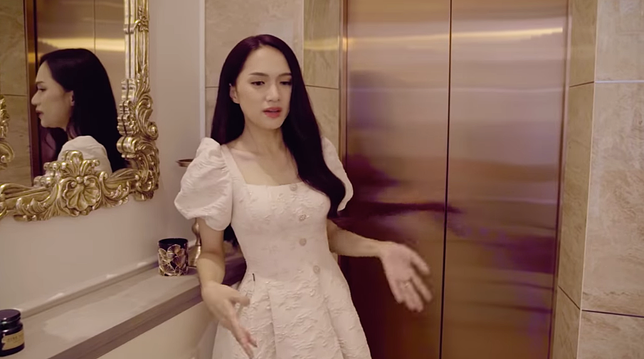 Trong nhà Hương Giang còn lắp cả cầu thang máy để tiện di chuyển.