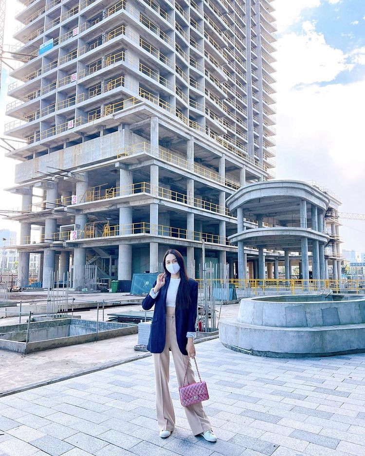 Mới đây, Hương Giang chia sẻ chia sẻ hình ảnh bay từ TP HCM ra Đà Nẵng để xem nhà. Được biết khu nhà mà Hương Giang chi tiền mua toạ lạc tại vị trí đắc địa ở trung tâm thành phố Đà Nẵng, hướng nhìn ra biển. Ảnh: FBNV