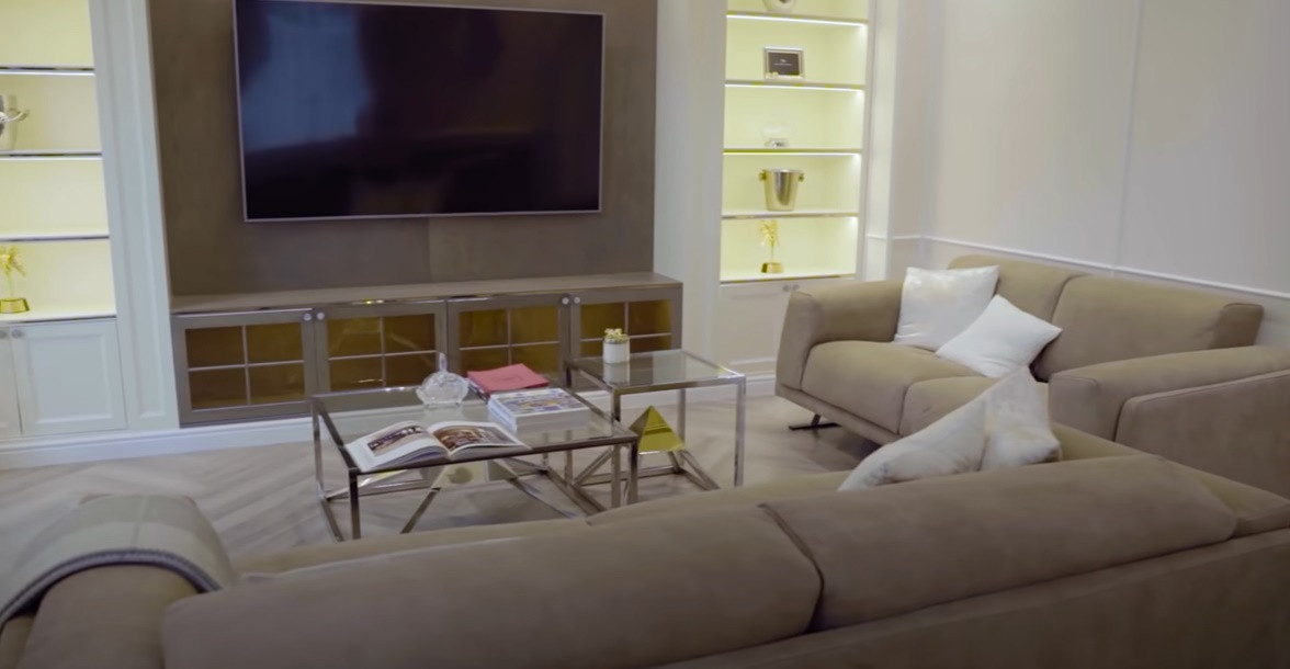 Phòng khách mang tone màu nâu trầm, ấm cúng.