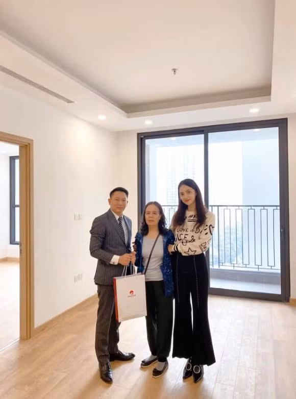 Vào đầu năm 2020, Hương Giang còn mạnh tay tậu căn hộ hạng sang tại Hà Nội để tặng mẹ. Nguồn ảnh: FBNV, Instagram