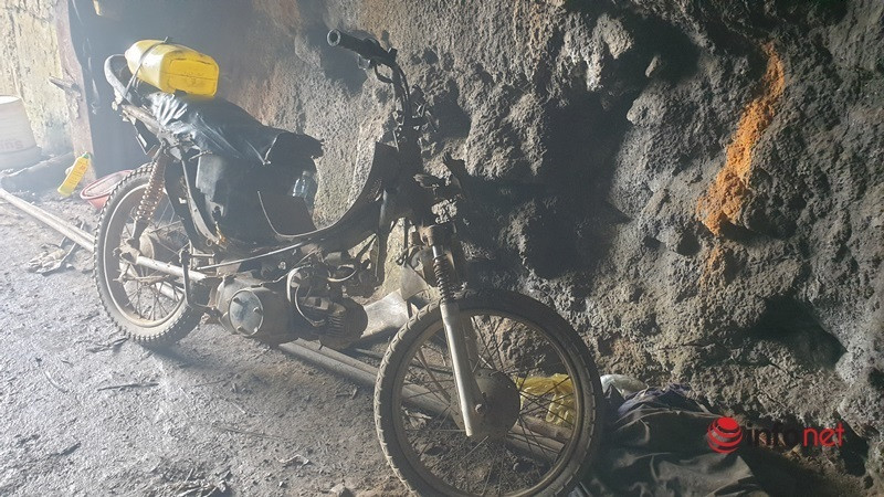 Tại khu vực Lò 10 có 4 hầm đang bị vàng tặc đào xới. Ngoài miệng hầm có cả xe máy được các phu vàng độ lại để chở quặng từ trong hầm ra ngoài. Cạnh đó là lán trại để phu vàng ăn, ở và các lều bạt xay đá lấy quặng.