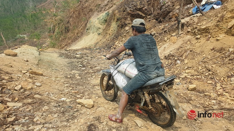 Anh T. (quê Thanh Hóa) tâm sự. do không có việc làm ở quê nên anh theo một số người vào Quảng Nam làm thuê cho một chủ bãi. “Ban đầu chưa quen công việc nên rất mệt. Do chở quặng từ trong hầm ra ngoài, nhiều chỗ có nước, đất sình lầy, chưa quen đường nên thường xuyên bị té ngã…”, anh T. kể.