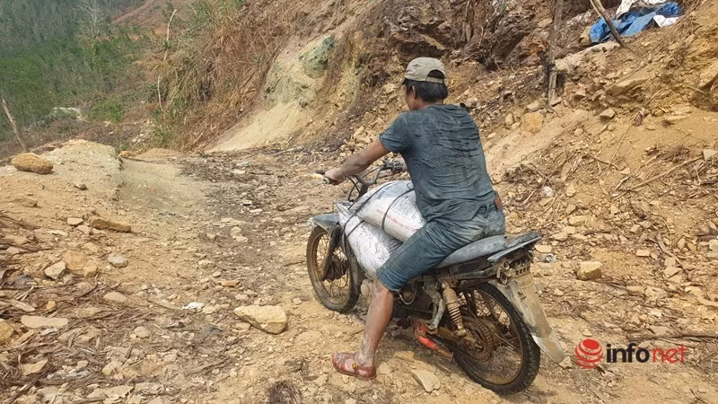 Anh T. (quê Thanh Hóa) tâm sự. do không có việc làm ở quê nên anh theo một số người vào Quảng Nam làm thuê cho một chủ bãi. “Ban đầu chưa quen công việc nên rất mệt. Do chở quặng từ trong hầm ra ngoài, nhiều chỗ có nước, đất sình lầy, chưa quen đường nên thường xuyên bị té ngã…”, anh T. kể.