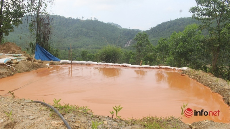 Càng đi sâu vào trong mỏ vàng Bồng Miêu tiếng máy nổ càng lớn, tại các bãi xái quặng càng bốc mùi hôi nồng nặc, nhiều khe suối nước đục ngầu vì hóa chất.