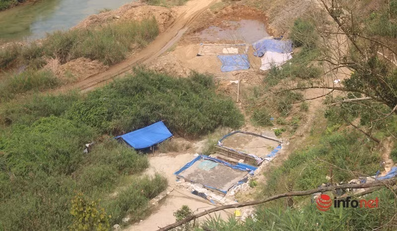 “Tôi chủ yếu làm vào ban đêm và lúc rạng sáng, còn gần trưa thì vào sâu trong núi trốn lực lượng chức năng truy quét. Làm ở đây rất vất vả, nặng nhọc, nhưng bù lại không đòi hỏi trình độ, chỉ cần sức khỏe…”, anh N. chia sẻ.