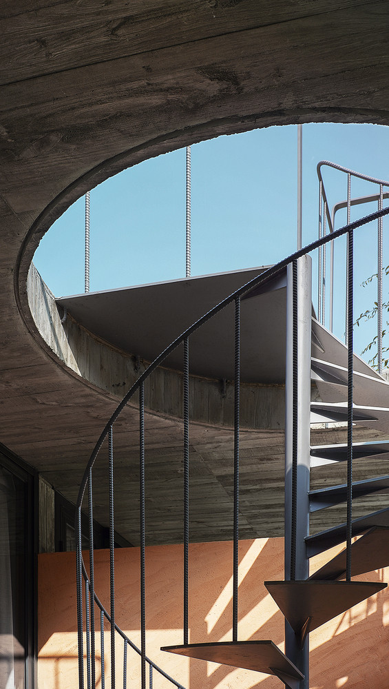 Cầu thang hình xoắn ốc dẫn lên khu vực tầng trên cũng là điểm nhấn của công trình.
