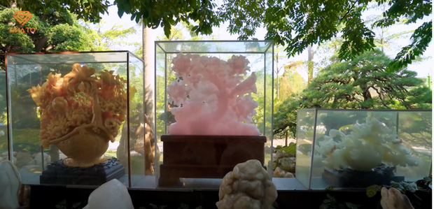 Ở mỗi khu vực, các khối đá ngọc được đặt cạnh nhau mang theo một chủ đề, tích chuyện riêng.