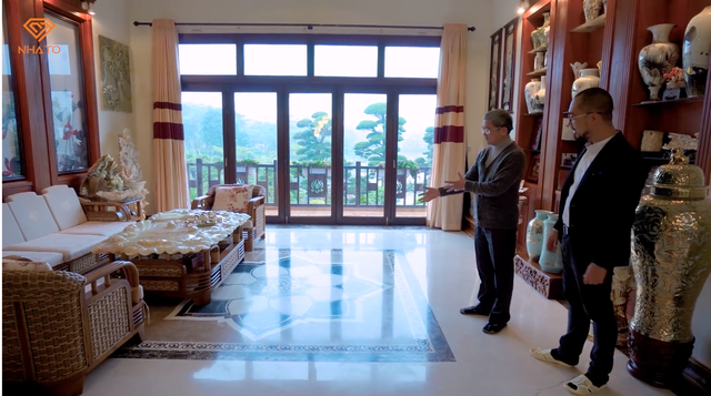 Nội thất biệt thự cũng gây ấn tượng với nhiều chi tiết bằng đá ngọc. Nguồn ảnh: chụp màn hình YoutubeNhato