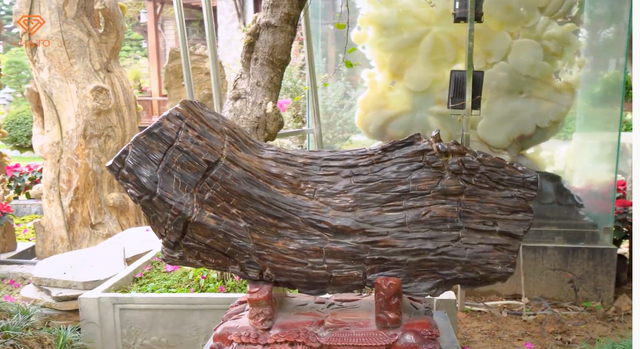 Các tác phẩm làm từ đá và ngọc, được điêu khắc vô cùng tinh xảo và tỉ mỉ.