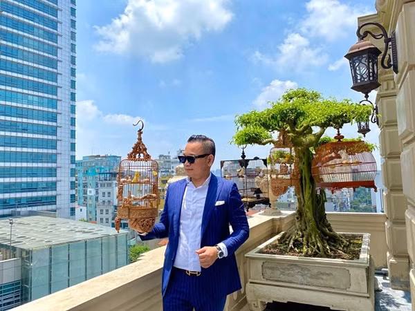 Anh còn thuê riêng 2 người giúp việc cho chim ăn đúng giờ quy định và dọn dẹp lồng chim cẩn thận hàng ngày với số tiền 15 triệu đồng/ tháng. Ảnh: Vietnamnet