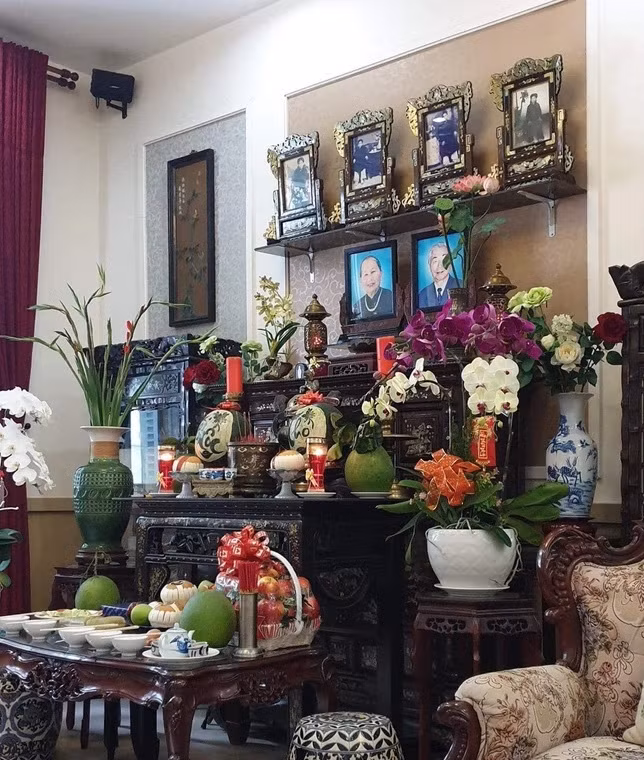 Có lần, nhà sáng lập Sơn Kim Group chia sẻ ảnh không gian thờ cúng của gia đình khiến dân mạng phải trầm trồ bởi sự giản dị so với sự giàu có của gia tộc.